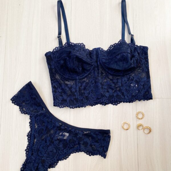 Conjunto de Lingerie Renovar Marinho: Delicadeza, Sustentação e Versatilidade para Mulheres Reais