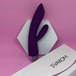 Trysta Plum – Svakom | Vibrador Ponto G e Clitóris com Dedilhada Realista