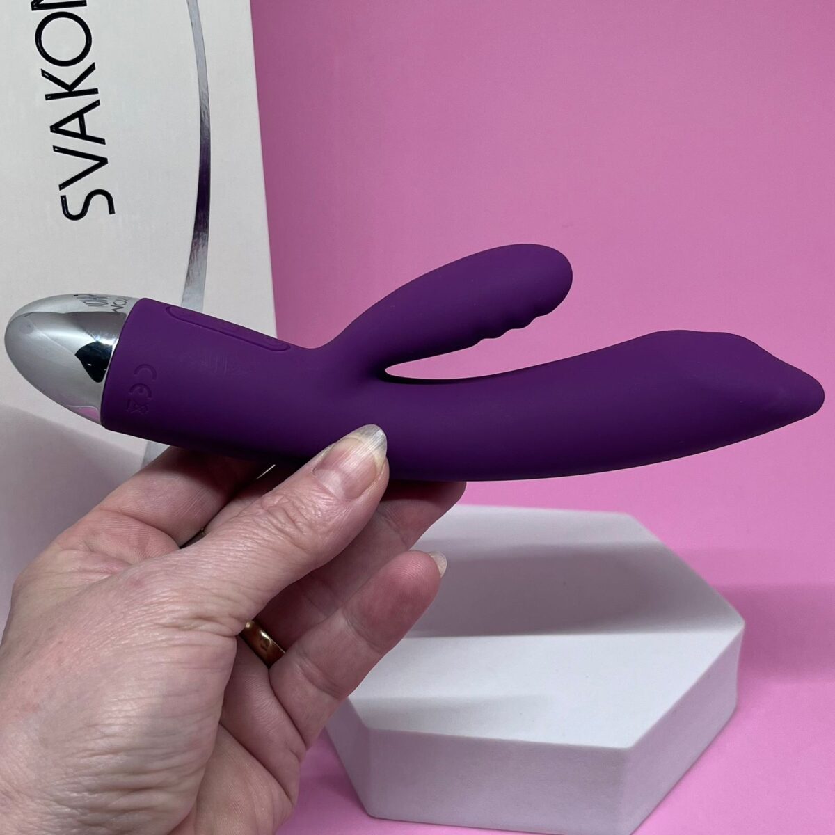 Trysta Plum – Svakom | Vibrador Ponto G e Clitóris com Dedilhada Realista